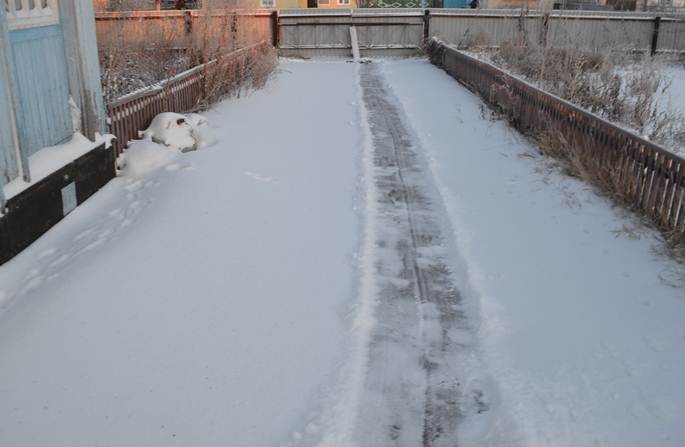 снег уборка в деревенском доме